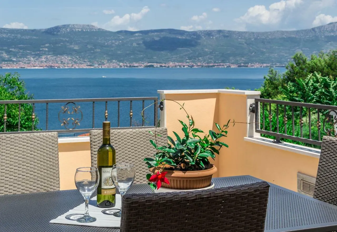 Apartment Leut With Spacious Terrace And Sea View Slatine