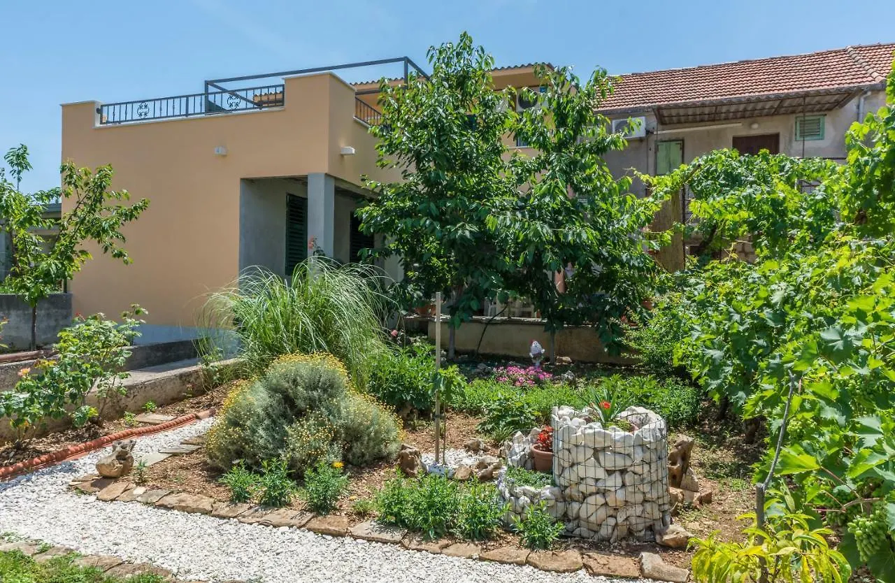 Apartment Leut With Spacious Terrace And Sea View Slatine