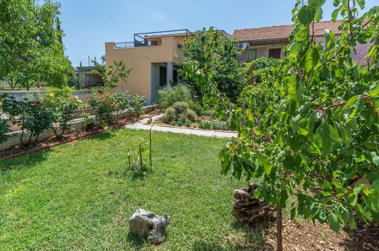 Apartment Leut With Spacious Terrace And Sea View Slatine Croatia