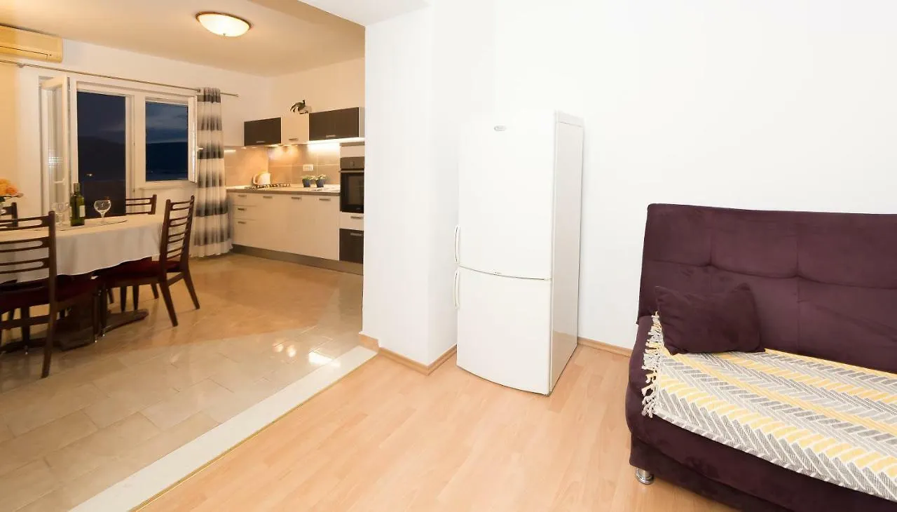 Apartment Leut With Spacious Terrace And Sea View Slatine