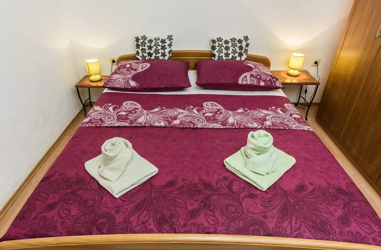Apartment Leut With Spacious Terrace And Sea View Slatine 0*,