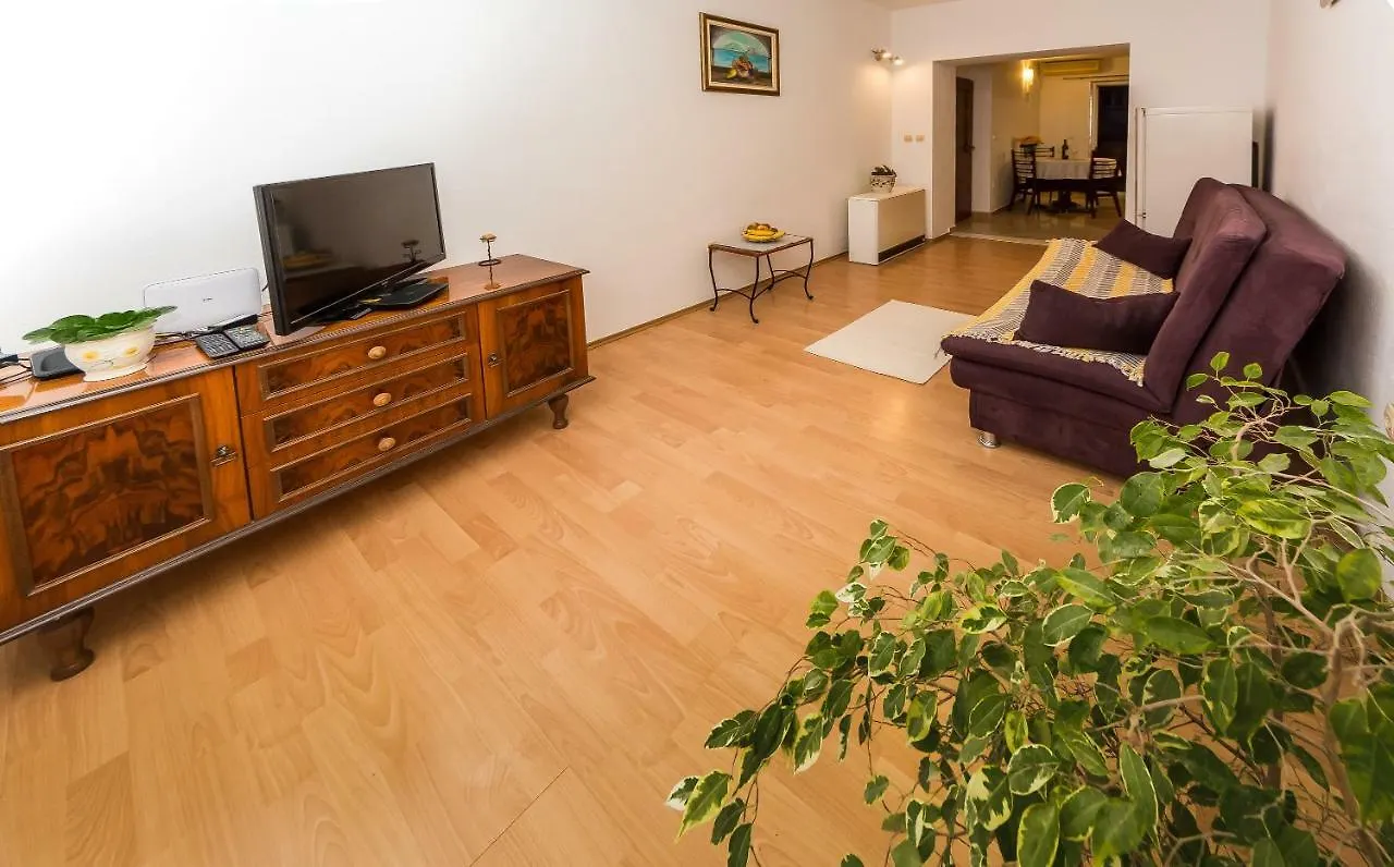 Apartment Leut With Spacious Terrace And Sea View Slatine