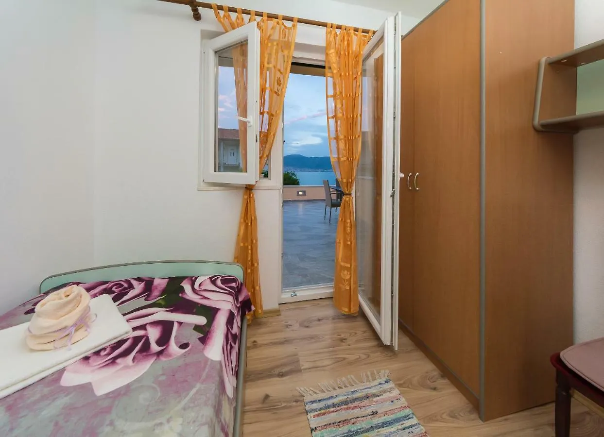 Apartment Leut With Spacious Terrace And Sea View Slatine
