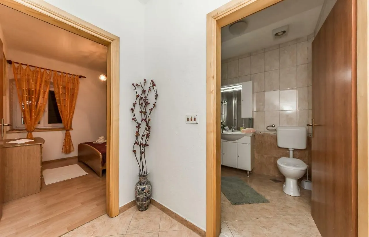 Apartment Leut With Spacious Terrace And Sea View Slatine