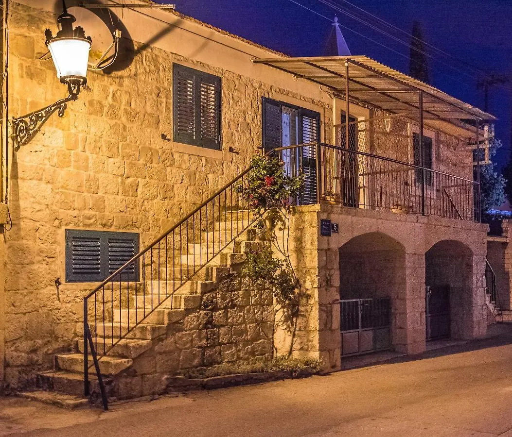 Apartment Leut With Spacious Terrace And Sea View Slatine