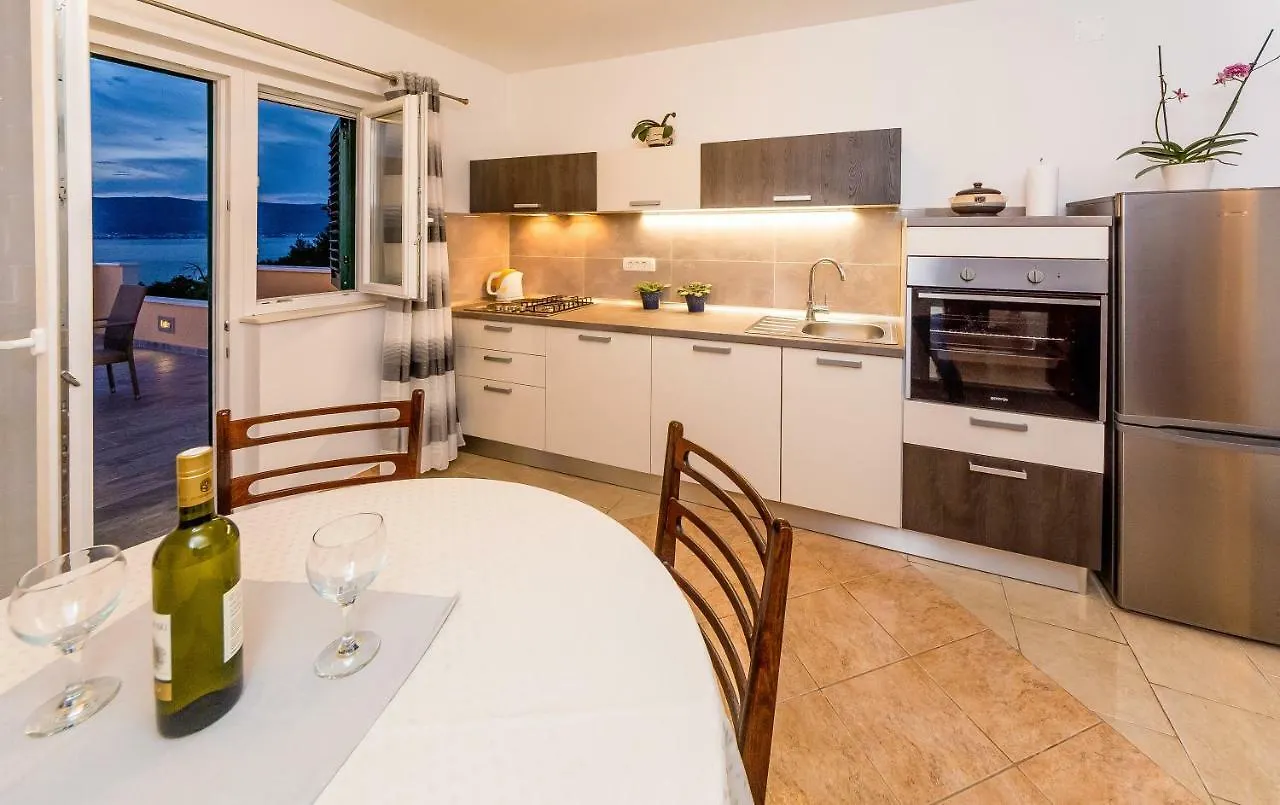 Apartment Leut With Spacious Terrace And Sea View 슬라티네 크로아티아