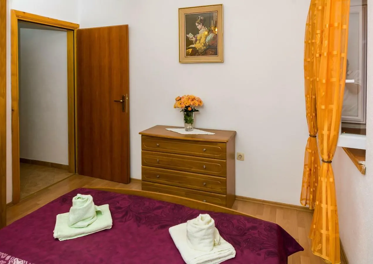 Apartment Leut With Spacious Terrace And Sea View 슬라티네