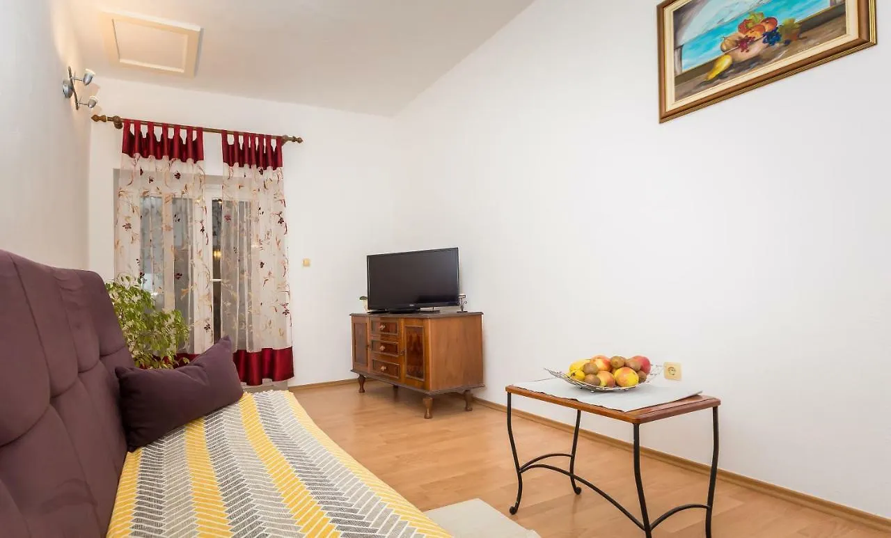 Apartment Leut With Spacious Terrace And Sea View 슬라티네