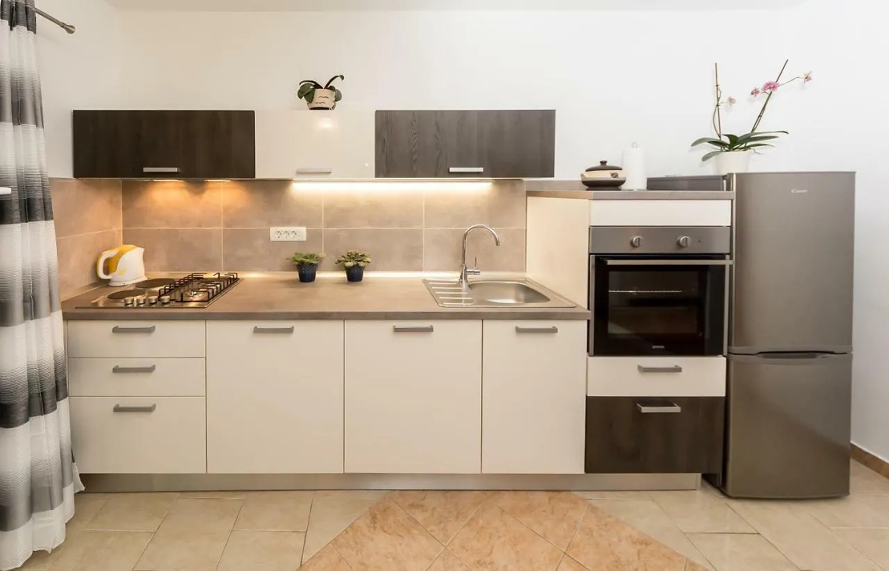 Apartment Leut With Spacious Terrace And Sea View 슬라티네