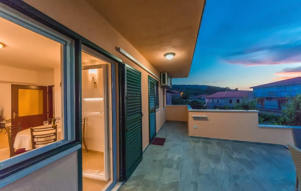 Apartment Leut With Spacious Terrace And Sea View 슬라티네 크로아티아