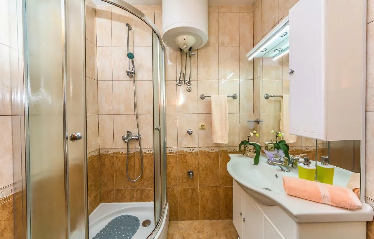 Apartment Leut With Spacious Terrace And Sea View 슬라티네