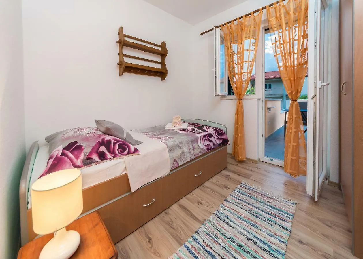 Apartment Leut With Spacious Terrace And Sea View 슬라티네 크로아티아