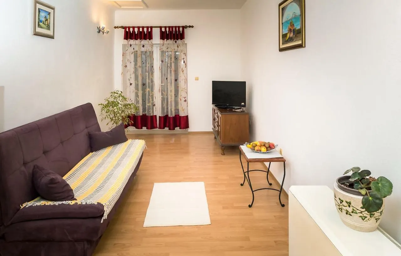 Apartment Leut With Spacious Terrace And Sea View 슬라티네 0*,  크로아티아