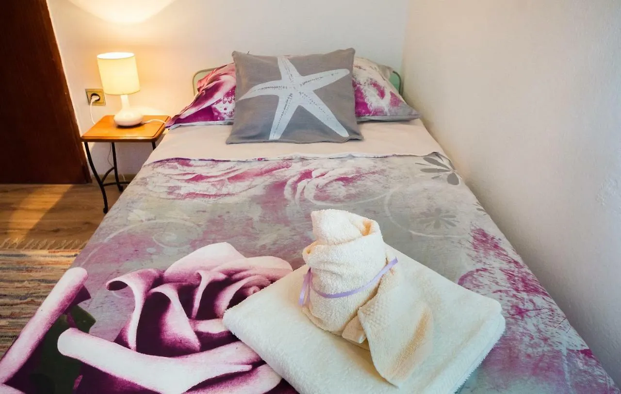 Apartment Leut With Spacious Terrace And Sea View 슬라티네